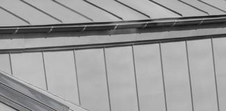 Jak wybrać rynnę z blachy? Porównanie blachy miedzianej czy tytanowo-cynkowej.