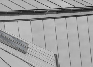 Jak wybrać rynnę z blachy? Porównanie blachy miedzianej czy tytanowo-cynkowej.