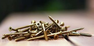 Wkręty do drewna stosowane podczas prac ciesielskich