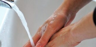 Pandemia koronawirusa zmieniła funkcjonowanie wielu przedsiębiorstw. Praca zdalna nie zawsze jest możliwa, a przepisy sanitarne są bardzo rygorystyczne. Podpowiadamy, jak wybrać najlepsze systemy higieniczne i czym należy kierować się przy wyborze usług. Profesjonalne rozwiązania na trudne czasy Ostatnie miesiące to poważny sprawdzian dla przedsiębiorców. Wybór profesjonalnych środków higieny nie jest łatwym zadaniem. A przecież wysokiej jakości produkty stanowią absolutną podstawę w walce z koronawirusem. W sieci nie brakuje różnorodnych ofert, jednak która z nich zapewni najlepsze rozwiązania? Zdecydowanie powinniśmy postawić na ofertę doświadczonych firm, które gwarantują wysokiej klasy artykuły pochodzące od renomowanych producentów. Należy również sprawdzić, czy sklep internetowy wyróżnia się pozytywnymi opiniami klientów. Kolejnym ważnym czynnikiem będzie możliwość uzyskania profesjonalnego wsparcia podczas podejmowania decyzji zakupowych. Właśnie dlatego warto odwiedzić stronę Higiena.net.pl. To doskonała propozycja dla przedsiębiorców, dla których bezpieczeństwo pracowników stanowi najważniejszą kwestię. Oferta dla wymagających Bogata i zróżnicowana oferta obejmuje produkty, które wyróżniają się najwyższą jakością i zapewnią wymagane standardy bezpieczeństwa. Na szczególną uwagę zasługują systemy higieniczne marki Tork, gdyż spotkały się z ogromnym uznaniem klientów. Nic więc dziwnego, że producent piastuje pozycję lidera branży higienicznej, którą objął dzięki profesjonalnym rozwiązaniom technologicznym. W asortymencie znaleźć możemy papiery toaletowe, ręczniki do rąk, mydła, serwetki, czyściwa przemysłowe czy odświeżacze powietrza. Jednak największą popularnością cieszy się żel do dezynfekcji rąk. Niezbędny będzie również odpowiedni dozownik. Oferta sklepu obejmuje również wiele innych artykułów marek, które zyskały wielką popularność. Wszystko to sprawia, że nawet najbardziej wymagający klienci znajdą idealna rozwiązania. Dlaczego warto? Klienci, którzy zdecydowali się skorzystać z oferty dostępnej w sklepie internetowym Higiena.net.pl, chwalą najwyższy profesjonalizm zespołu i niezrównaną jakość oferowanych produktów. Na wirtualnych półkach zawsze można znaleźć artykuły, które w dobie pandemii stanowią nieocenione wsparcie dla zachowania norm higieny w miejscu pracy. Przekonaj się, że walka z wirusem nie musi być trudna i postaw na sprawdzone rozwiązania prosto od doświadczonych specjalistów.