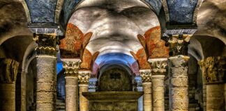 Do czego jest mała komora w zlewie?