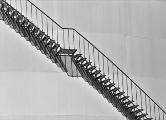 Czy musi być poręcz przy schodach?