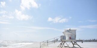 Czy musi być ratownik na basenie?