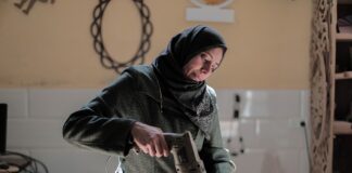 Ile stolarz zarabia na meblach?