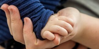 Jak połączyć 2 płyty meblowe?