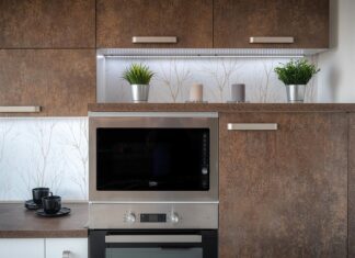 Czy lodówką może stać bezpośrednio przy zlewie?