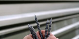 Jak mocować meble do ściany?