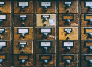 Czym wyłożyć szuflady w kuchni?